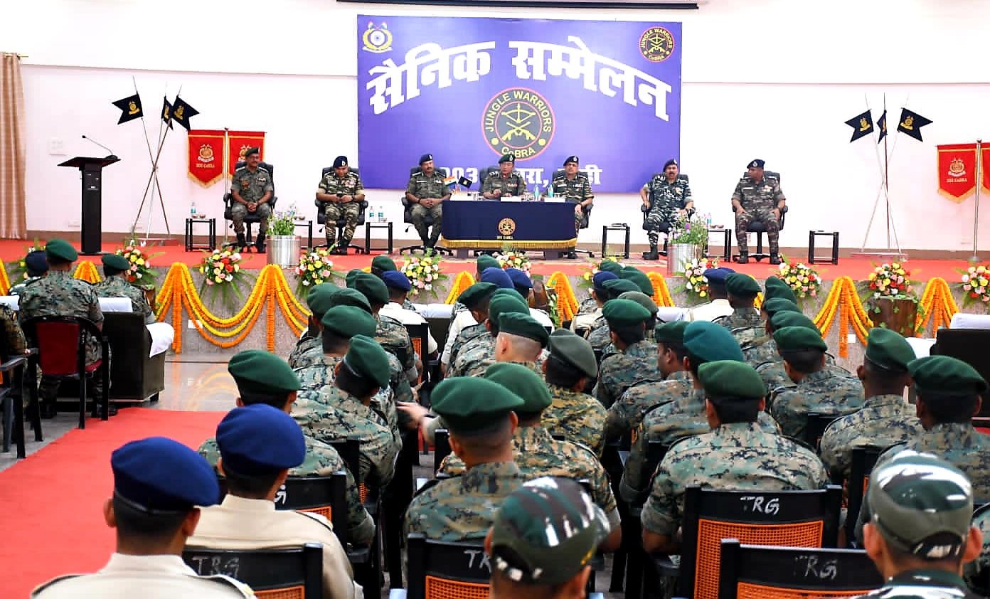 CRPF महानिदेशक ने हजारीबाग 203 कोबरा बटालियन कैंप का किया दौरा CRPF Director General visits Hazaribagh 203 Cobra Battalion Camp 