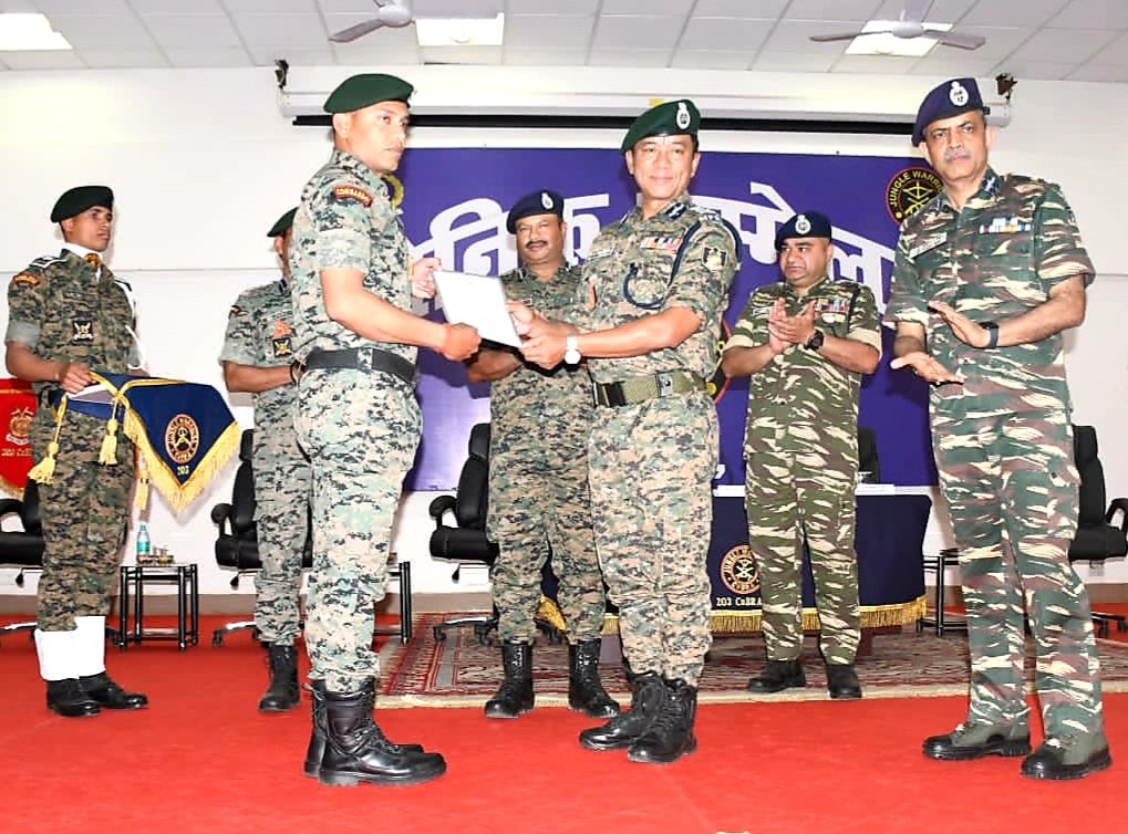 CRPF महानिदेशक ने हजारीबाग 203 कोबरा बटालियन कैंप का किया दौरा CRPF Director General visits Hazaribagh 203 Cobra Battalion Camp 