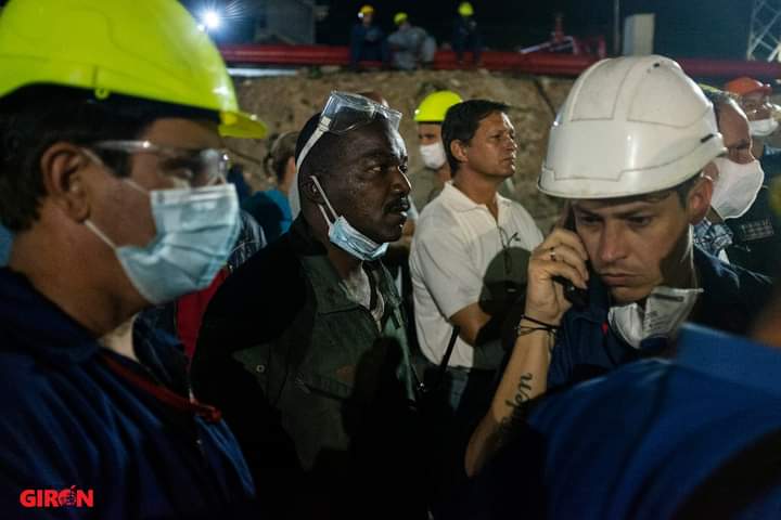 Sábado con menos luz
porq la sombra la acalla,
al caerse una muralla
puso tristeza en la cruz.
El valiente muestra sus
destrezas en el rescate.
Hallar vida es acicate
y la mano se empecina,
con el alma se convina
aunque el cansancio la mate.

#ElCorazonEnMatanzas
#DecimasDelAlma