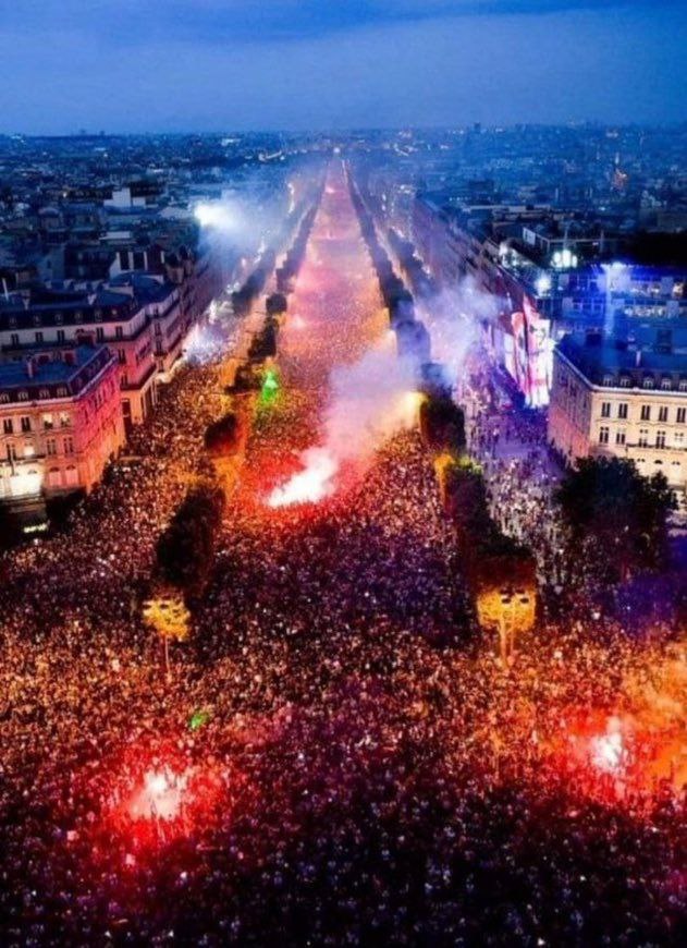 ulises37's tweet photo. 🇫🇷 Mientras en todas las televisiones te ponen las imágenes de MACRON sonriente y aplaudido por unos estudiantes chinos, uno de los Pueblos más obediente, sumiso, sin cerebro y borrego del mundo, en Francia el Pueblo ocupa las calles contra el dictador al servicio de la élite. https://t.co/RZHUKfv2Wl
