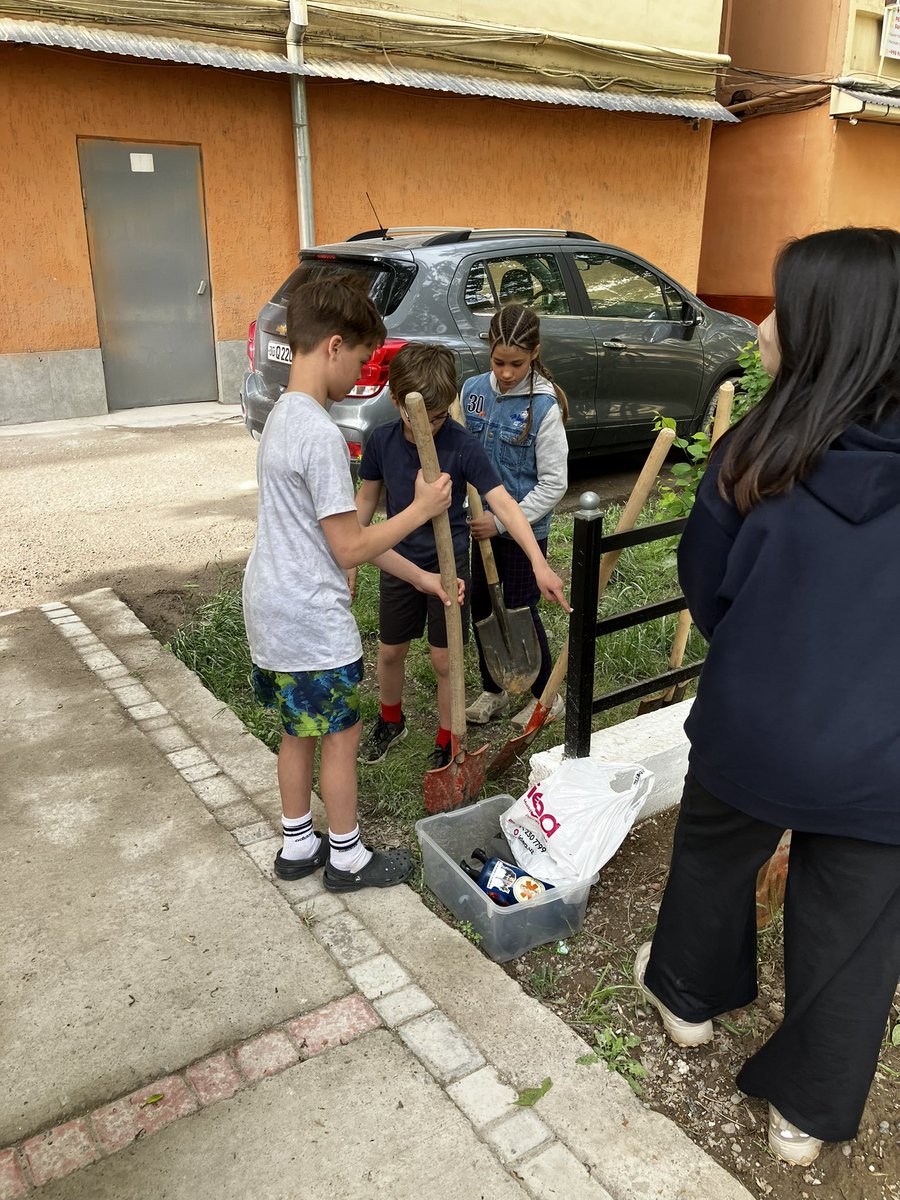 tamsinttate's tweet image. Owl-ways trying to make a positive difference. Elementary school council and secondary greener tomorrow making connections with the local mahala and planting trees #makingapositivedifference #studentleaders #tashschool