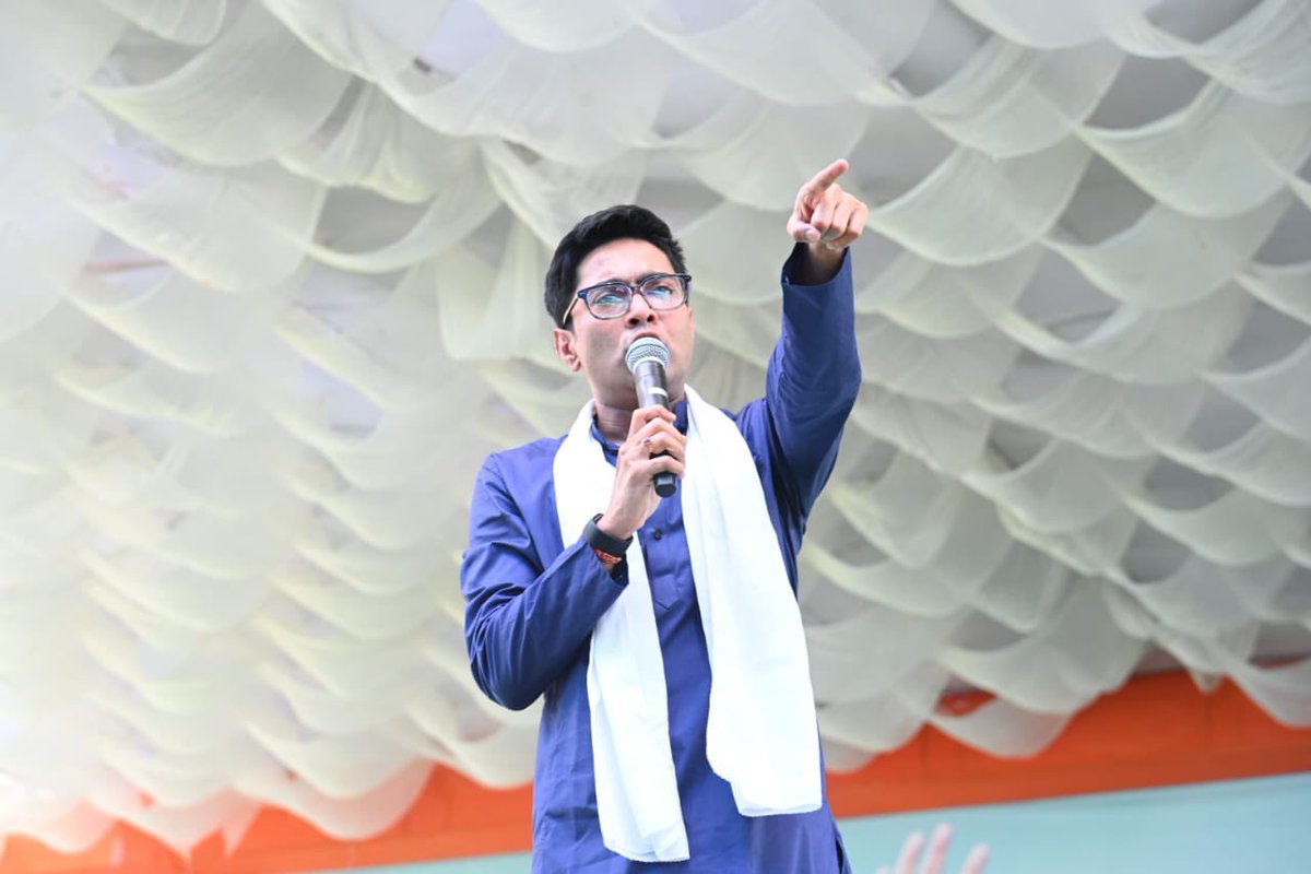 KhelaHobe2024's tweet photo. Our Hon'ble Nat'l Gen Sec @abhishekaitc embodies the spirit of a true fighter!
Driven by passion &amp; determination, inspired by the indomitable leadership of Hon'ble Chairperson @MamataOfficial, he addressed the people of Alipurduar to reaffirm his pledge to serve them.
#KhelaHobe https://t.co/rUxCtnSKMI