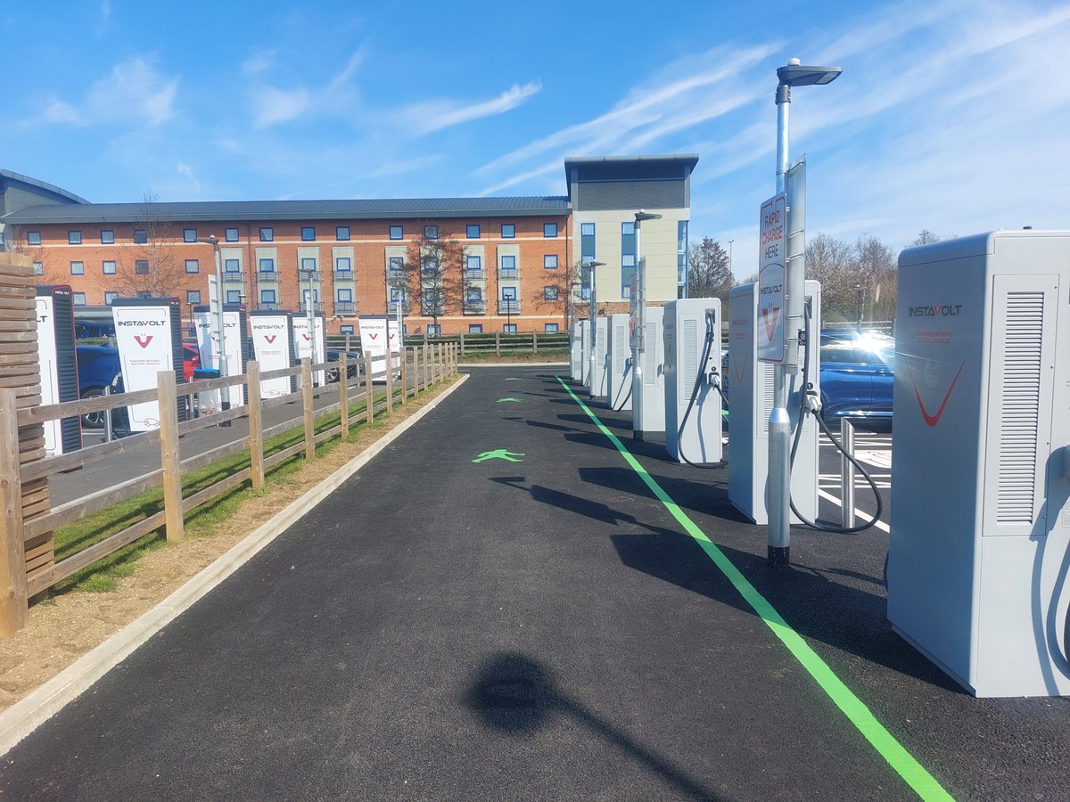 Spikebmth's tweet photo. Quick charge at @InstaVoltUK Banbury....
Fantastic hub with 32 chargers, many with CCS and Chademo option.
Nice to see a path to Costa now too.

 @ukevowners @DorsetEVs https://t.co/3tMfTKRzrw