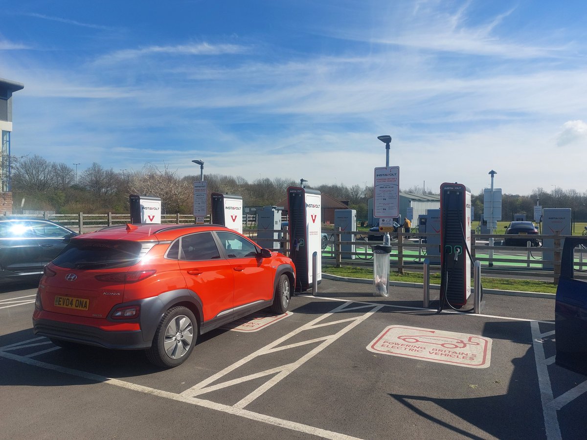 Spikebmth's tweet photo. Quick charge at @InstaVoltUK Banbury....
Fantastic hub with 32 chargers, many with CCS and Chademo option.
Nice to see a path to Costa now too.

 @ukevowners @DorsetEVs https://t.co/3tMfTKRzrw