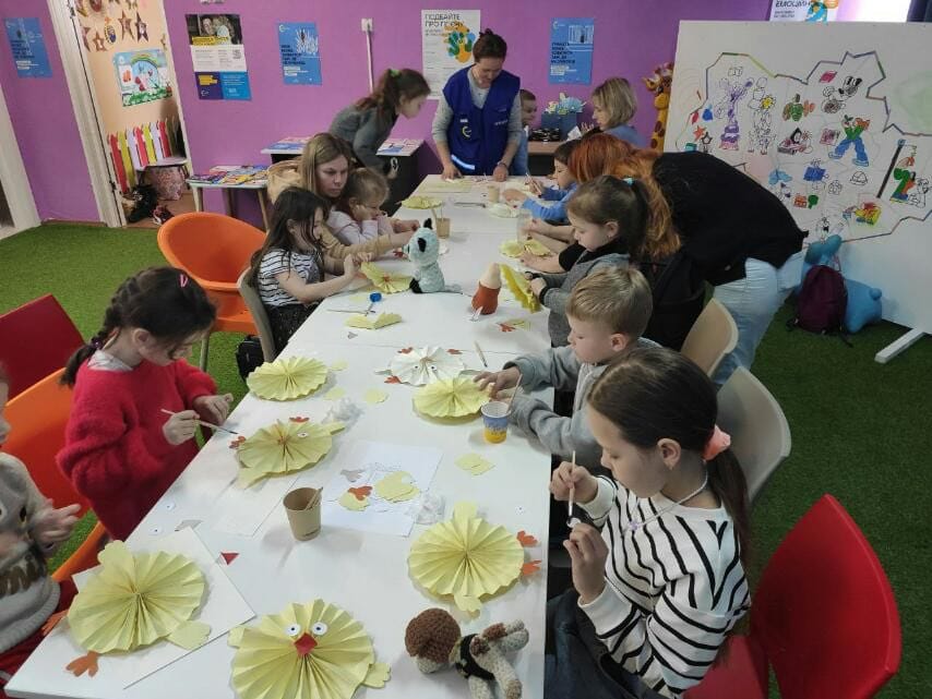 UNICEF_UA's tweet photo. UNICEF Spilno Child Spots are safe spaces where #UkraineChildren can play, learn and access vital services like pyschosocial support. In #Spilno Spots in #Kherson, children enjoyed creating beautiful paper crafts and artworks in these masterclasses! https://t.co/ou1pWm8t0r