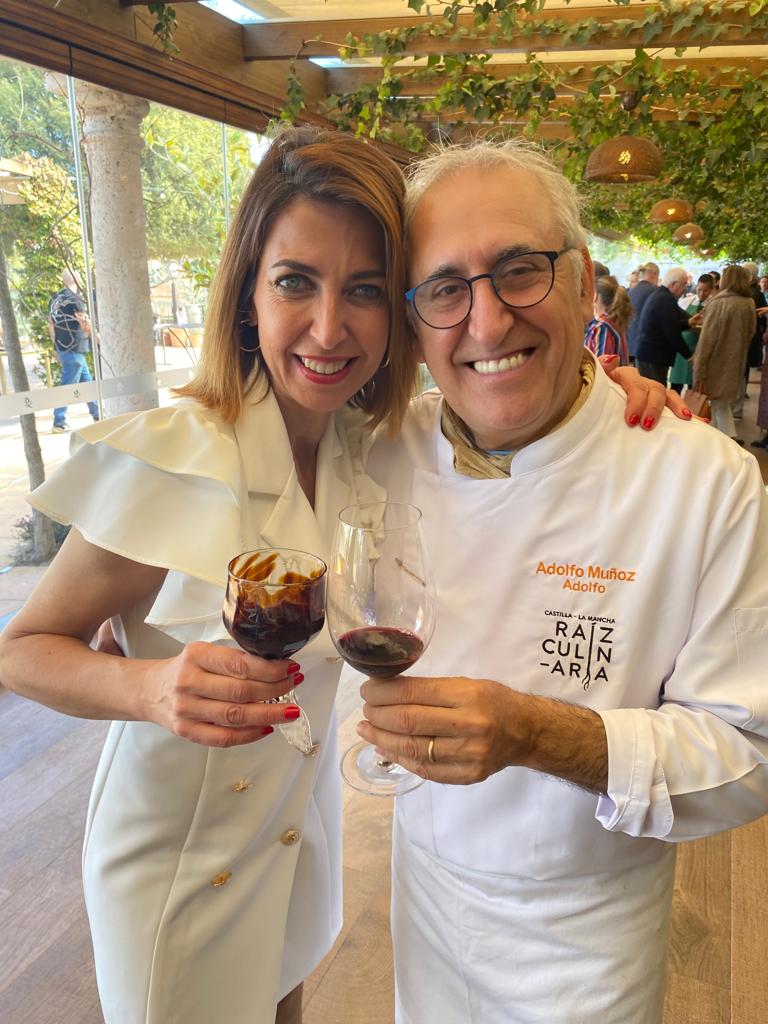 CMM_es's tweet photo. Hoy en #ElCuentakilómetros...

🍴 Toledo, degustamos un menú de aromas y sabores desde el Hotel Boutique Toledo.

🫖 "Legado Artesano" (AB), una marca de excelencia que aglutina a 700 artesanos, guardianes de un legado ancestral.

⏰ 13:30 h en #CMM
📺Con Mariló Leal y @lucia_esc https://t.co/S4ijYOpfb0
