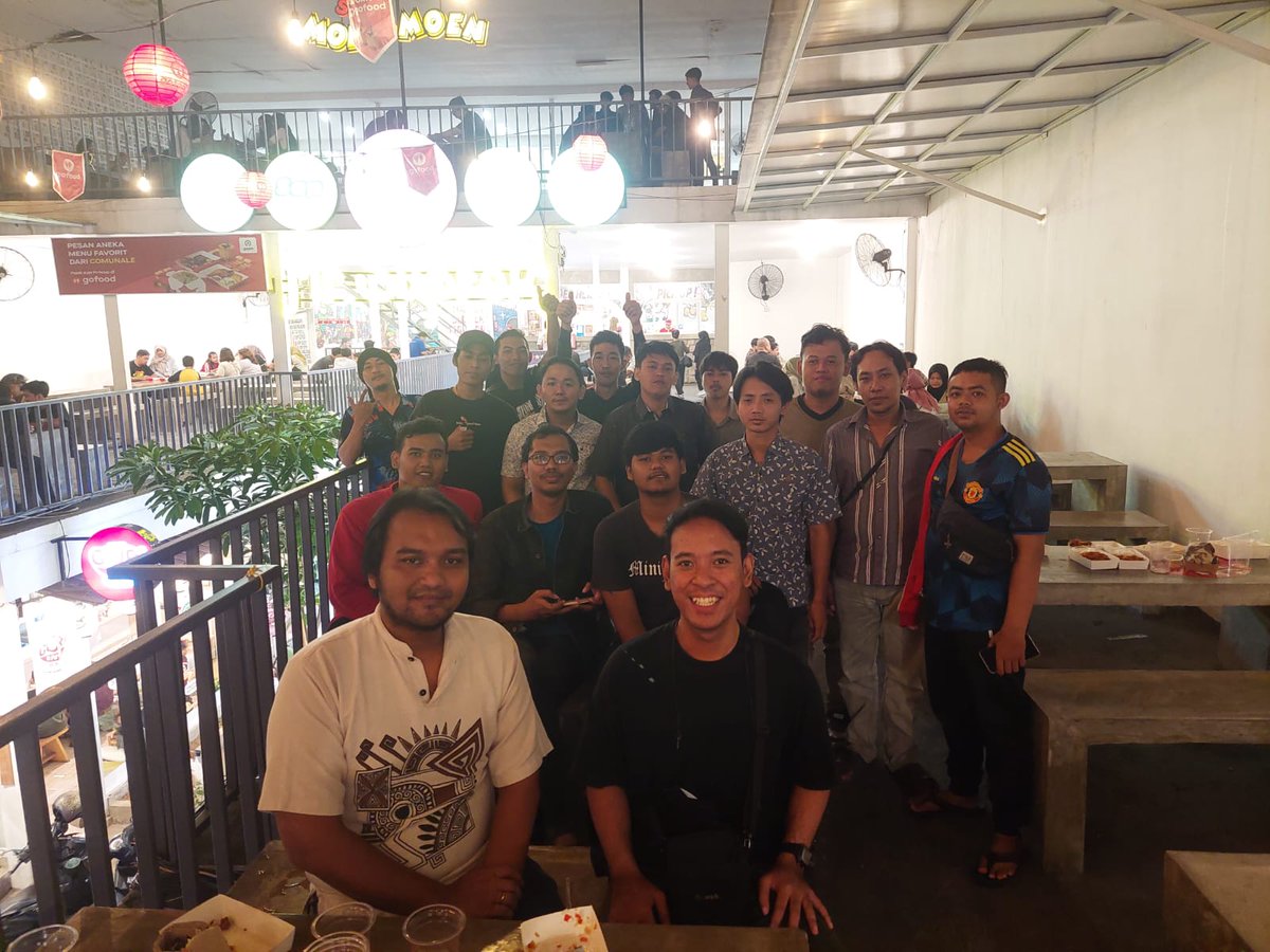 HamdanIsroi's tweet photo. buka bersama @sayurbox surabaya staff logistik sama mitra pengiriman logistik ❤️��🚚🛵 https://t.co/U1Wy5InjXJ