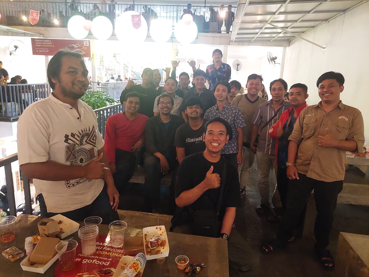 HamdanIsroi's tweet photo. buka bersama @sayurbox surabaya staff logistik sama mitra pengiriman logistik ❤️��🚚🛵 https://t.co/U1Wy5InjXJ