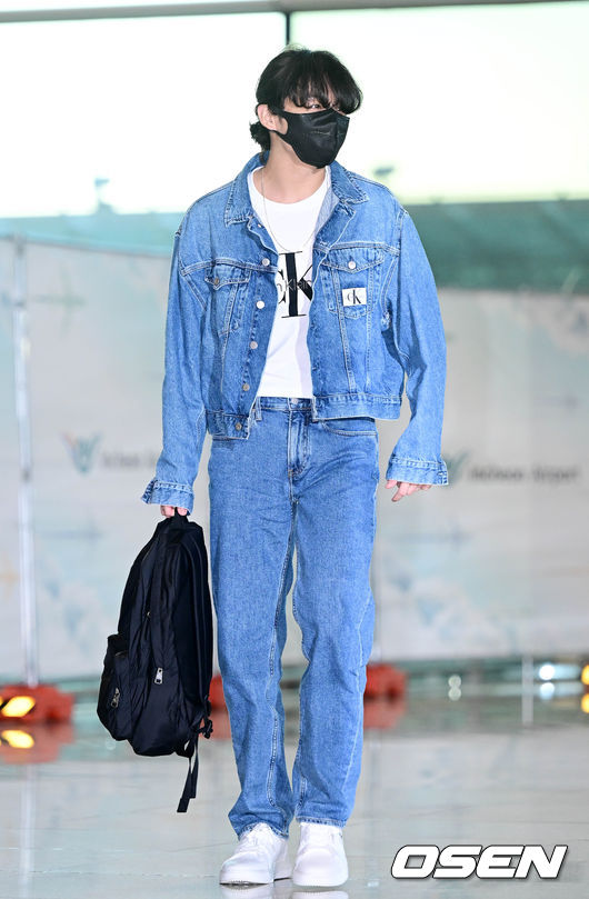Areesha23413652's tweet photo. Have a safe flight jungkookie💜💜
#HaveASafeFlightJungkook
#CKboy
#JUNGKOOK
#JUNGKOOKxCALVIKLEIN
#hishair https://t.co/xJT5PNuqMJ