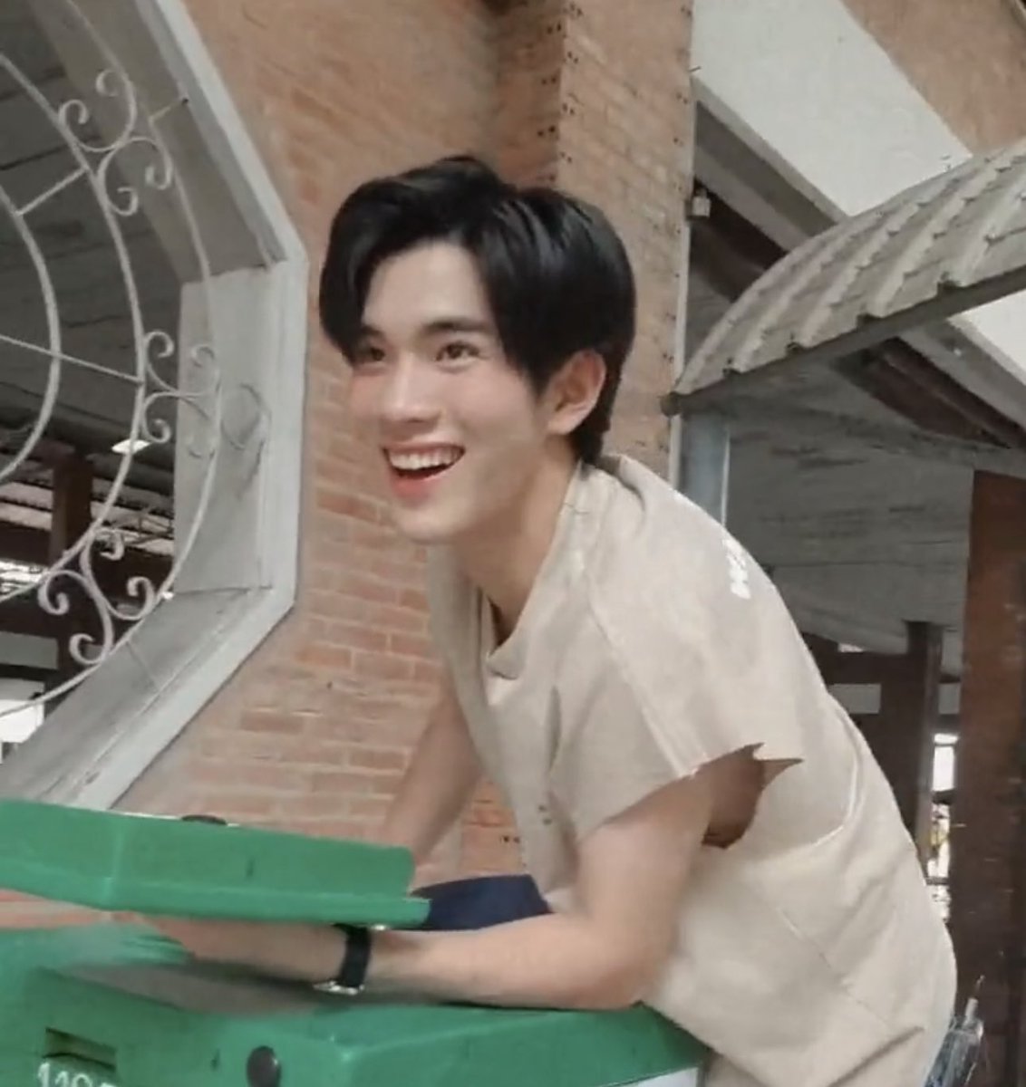 crushon9x's tweet photo. ฮืออออ น่ารักอ่าแง น้องโฟร์ทเปนคนตักไอติมแร้วหนึ่ง ฮือ5555555555555555 ยิ้มแป้นม่ายไหวแระะะ 😭🤏🏻 น่ารักม่ายไหวแนะ อ้ย

#Fourthnattawat 
#OurSkyyxMySchoolPresident https://t.co/CRvAMp80Ub