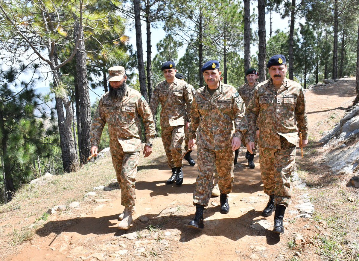 PakistanFauj's tweet photo. General Syed Asim Munir, Chief of Army Staff (COAS), recent visit to Line of Control (LOC) reaffirms Pakistan Army’s full support to the freedom struggle of people in Indian illegally Occupied Jammu and Kashmir (IIOJ&K).
“Pakistan Army is determined to support the just cause of Kashmiris and seeks resolution of Jammu and Kashmir in accordance with UN resolutions” COAS
#COAS #IIOJK #Kashmir #Pakistan #PakistanArmy @OfficialDGISPR #LOC #ISPR