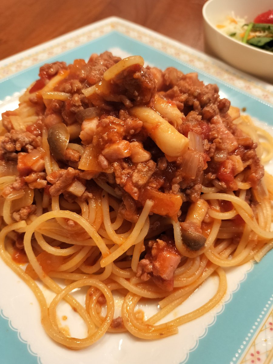 sol_kohei's tweet photo. ボロネーゼ極まってきたかも！自分用にメモしておこう。ベーコンと挽肉をニンニクで炒めて、コンソメとナツメグを少々。ケチャップ:とんかつソース＝2:1で追加し、子供が食べやすいように砂糖で甘み追加。仕上げにバターと粉チーズでとろみを付けて麺に絡ませやすくしたら完成✨#料理男子 https://t.co/mSoIgKMmVn