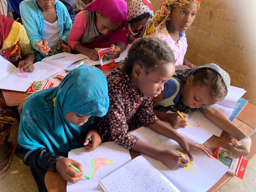 JeanMHarris's tweet photo. School children in MPA communities in Comoros receiving and using their "Harry the Hammerhead" books as part of the R-POC project's ocean literacy initiative. Thank you Oceans 5 @SethHorstmeyer @WILDOCEANSSA @cordioea https://t.co/lk71mbxkIn