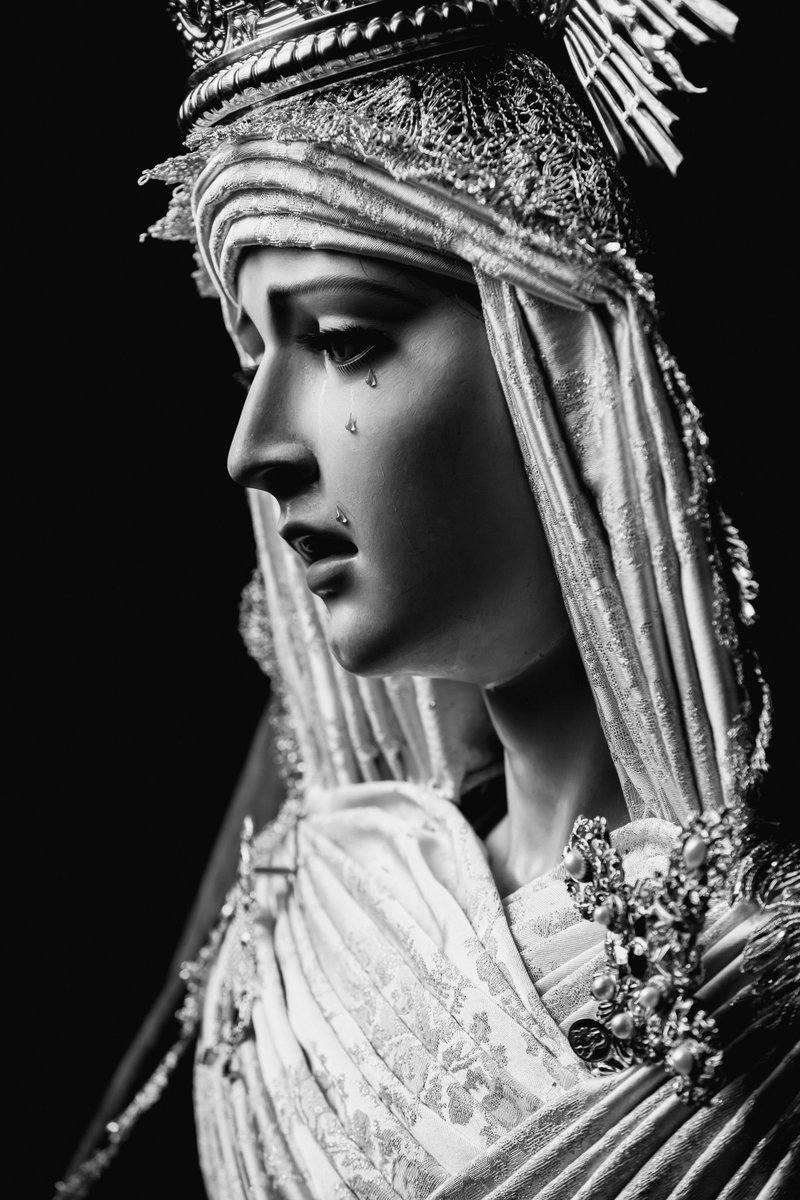Esperemos la Resurrección del Señor orando junto a Nuestra Madre y Mediadora.

¡María, Señora de la espera, quiero permanecer unido a ti en este día triste y aprender de tu amor, de tu fe y de tu esperanza que con tanto valor te sostienen en medio de la dificultad y de la prueba!