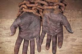 Viejo_Topo's tweet photo. Miles de migrantes africanos son vendidos en los nuevos mercados de #esclavos como mercancía barata.
La Organización Internacional de Migraciones (#OIM) de la #ONU tiene conocimiento de la existencia de estos mercados en el norte de #África pero se revela impotente ante el drama. https://t.co/8HNH4ataU1