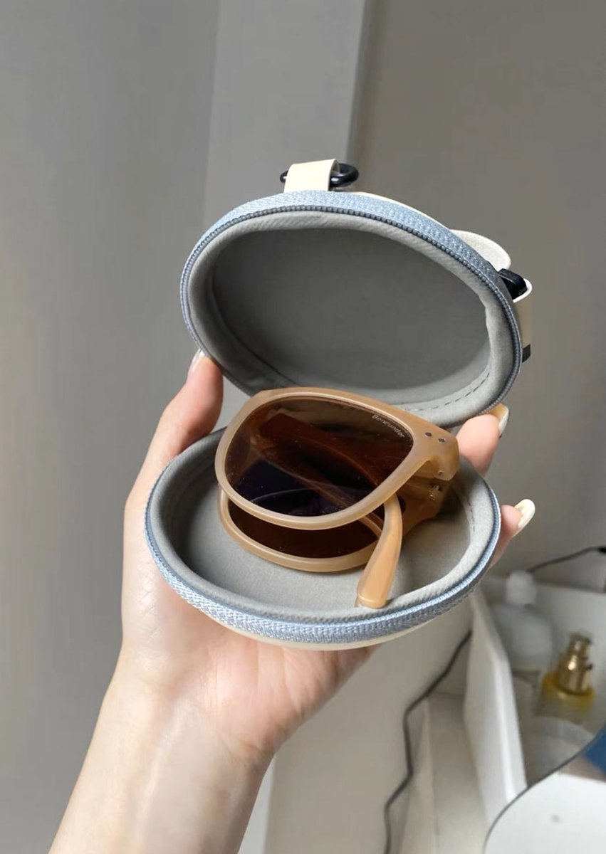 cherrypop012's tweet image. แว่นทรงนี้คู่ควรมากกก พับเก็บได้เหลืออันเล็กนิดเดียวและเป็นเลนส์ถนอมสายตา polarized กรองแสงUV400 ได้จริง ใส่แล้วเย็นตาไม่ปวดตา ที่สำคัญเป็นทรงพิเศษที่ไม่กลมหรือเหลี่ยมเกินไปเหมาะกับทุกกรอบหน้า คุณภาพถือว่าดีเลย รวมค่าเลนส์แล้วแค่ร้อยกว่าบาท แถมกล่องให้ด้วย ฟังไม่ผิด;-;