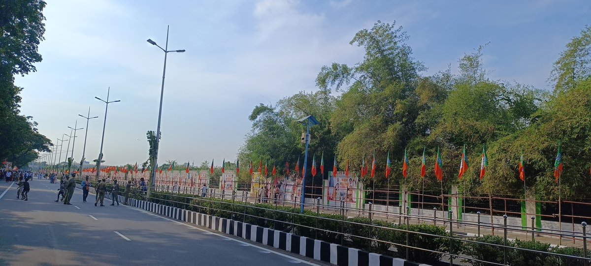 sandy_twitz's tweet photo. Definitely not a good sight for @BJP4TamilNadu ,This are the pictures from Sivanandha street where Tn bjp planned to give huge welcome to @PMOIndia half of the street in left side is empty,full empty in right side.
#Tnbjp https://t.co/7nmcOrohXZ