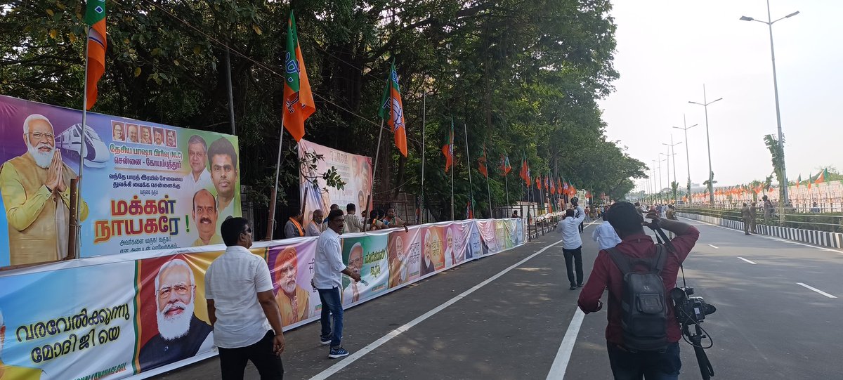 sandy_twitz's tweet photo. Definitely not a good sight for @BJP4TamilNadu ,This are the pictures from Sivanandha street where Tn bjp planned to give huge welcome to @PMOIndia half of the street in left side is empty,full empty in right side.
#Tnbjp https://t.co/7nmcOrohXZ