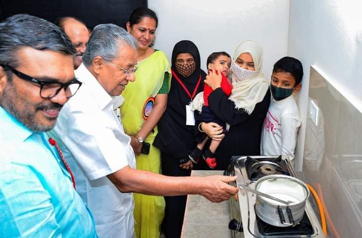 HaridasKishore's tweet photo. ''#Life_Mission will be disbanded if UDF will assume power'' - UDF convener MM Hassan said on 12th of December 2020.
Today, on 08th of April, CM Com. Pinarayi Vijayan distributed the keys of 4 flat complexes under the same #Kife_Mission project. LDF takes it as an opportunity to https://t.co/BGTj8d1iRU