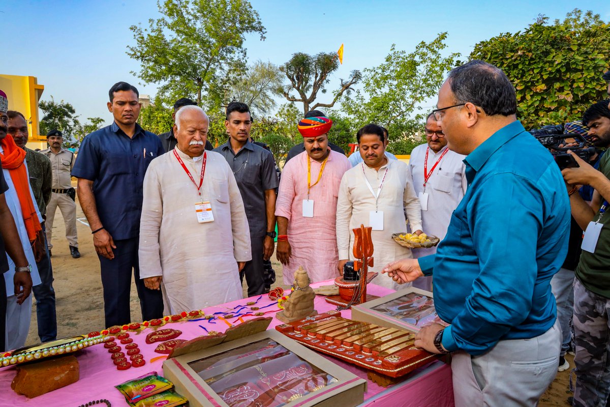 bharat_rsb's tweet photo. राष्ट्रीय स्वयंसेवक संघ के सरसंघचालक डॉ. मोहन भागवत जी ने 7 अप्रैल को सेवा संगम में लगी सेवा कार्यों की प्रदर्शनी का निरीक्षण किया।
.
.
#SewaSangamJaipur #RashtriyaSewaSangam #SewaBharati #SupportTheNation #RashtriyaSewaBharati #SewaSangam2023 https://t.co/trqwYjOBZB