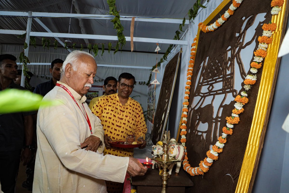 bharat_rsb's tweet photo. राष्ट्रीय स्वयंसेवक संघ के सरसंघचालक डॉ. मोहन भागवत जी ने 7 अप्रैल को सेवा संगम में लगी सेवा कार्यों की प्रदर्शनी का निरीक्षण किया।
.
.
#SewaSangamJaipur #RashtriyaSewaSangam #SewaBharati #SupportTheNation #RashtriyaSewaBharati #SewaSangam2023 https://t.co/trqwYjOBZB