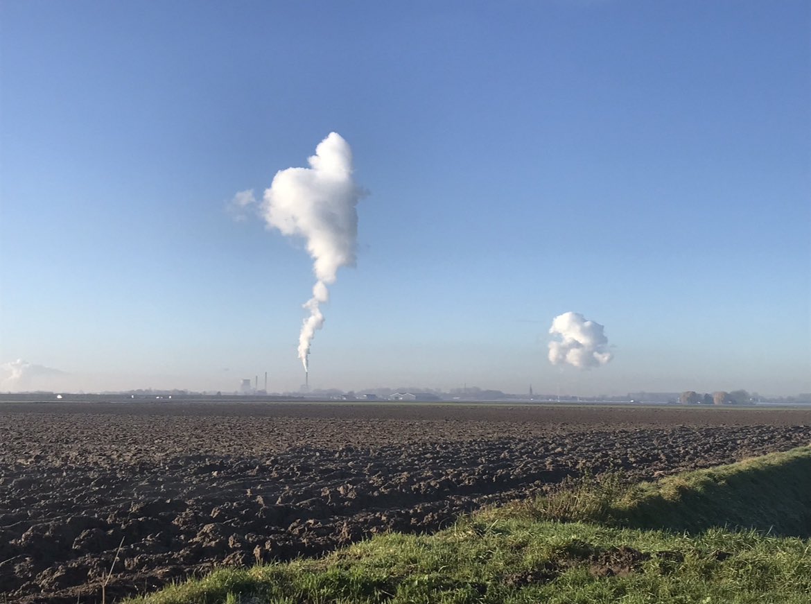 Het is ook exact het gevoel bij boeren en burgers in mijn eigen straat. 

Boeren die voor € 100.000 maatregelen in hun stal moeten treffen voor 150 kg reductie op papier terwijl ze uitkijken op de Amercentrale (☁️voorgrond) of Isover (☁️achtergrond) die hun gang kunnen gaan.