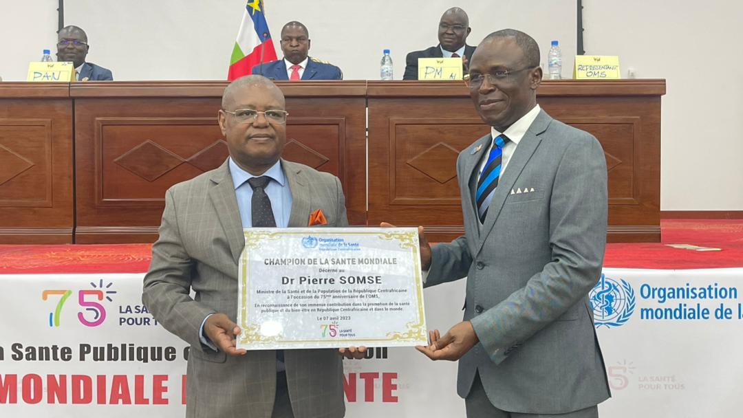 OMSCentrafrique's tweet photo. #WHO75 au Palais de la Renaissance de #Bangui 🇨🇫, le Président @FA_Touadera et le Ministre de @MSPCentrafrique reçoivent des distinctions honorifiques de @WHO comme "Champion de #LaSantéPourTous " des mains de @DrWRCAR Rep. de @OMSCentrafrique. https://t.co/IWaHDpO2Md