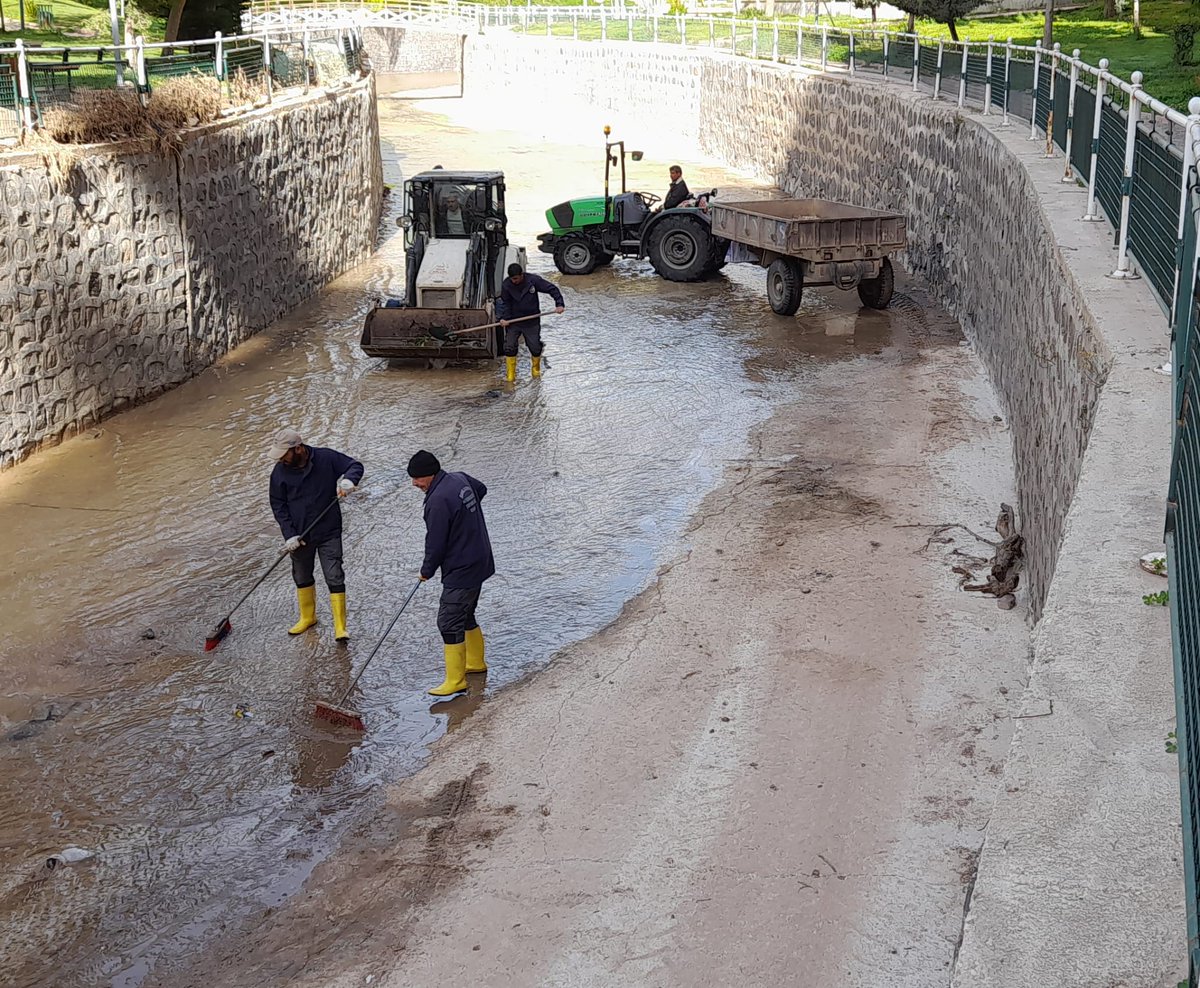 sanliurfabld's tweet photo. Kent merkezinde bulunan taşkın derelerinde temizlik ve bakım - onarım çalışmalarımız devam ediyor🚧 https://t.co/7gt9rkl4bl