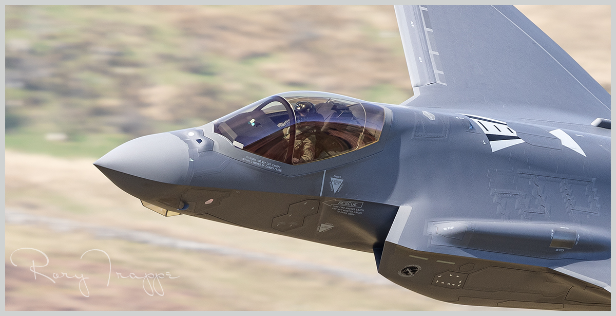 RoryTrappe's tweet image. It&apos;s not every day that you get to look into a cockpit of an F35 whilst it&apos;s flying past at 500 knots 🤣 #photography #f35lightning #f35