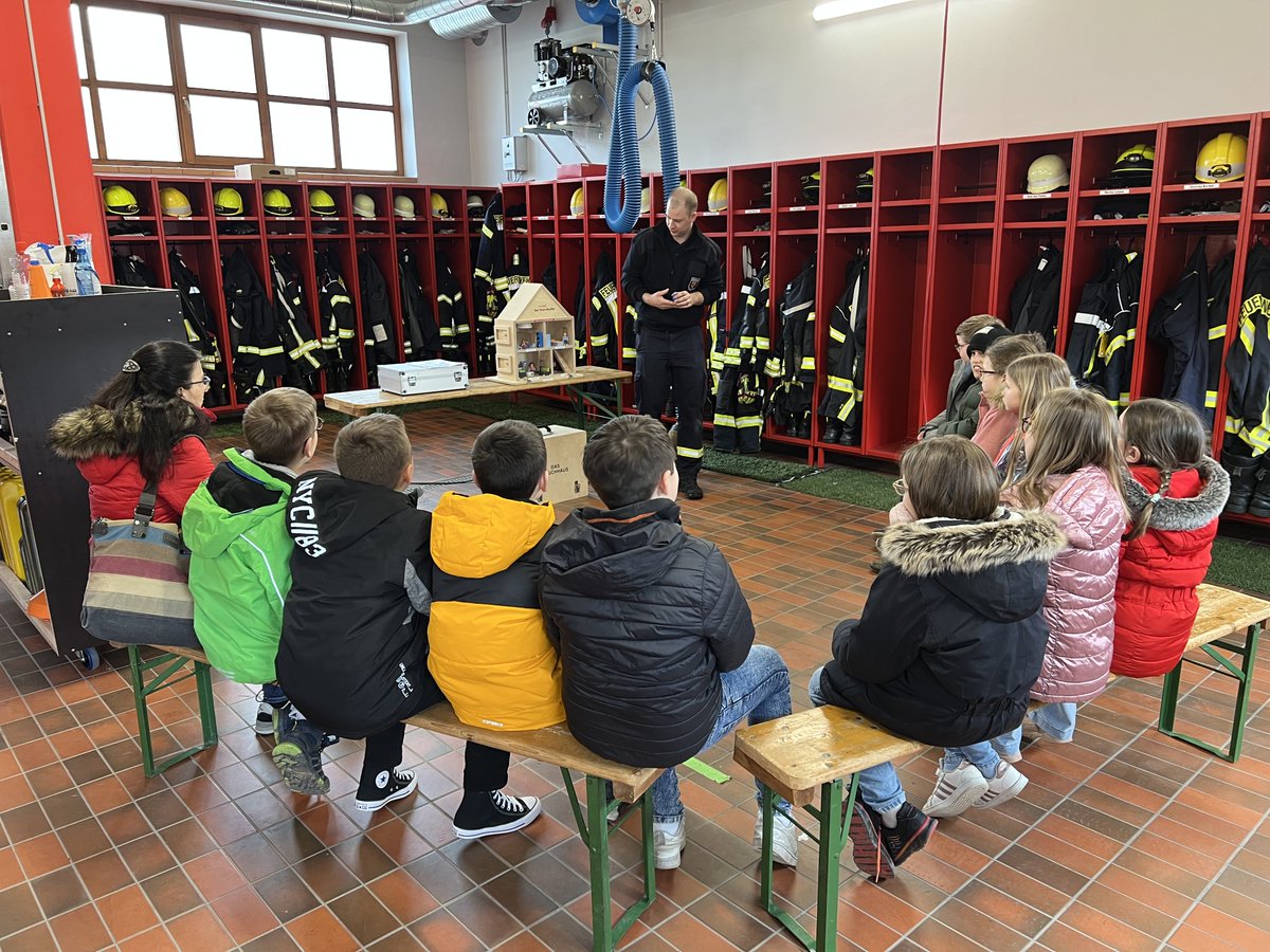 👨‍🏫Schulunterricht bei der Feuerwehr🚒
Für die Kinder der 
Grundschule  stand im März das Fach "Feuerwehr" auf dem Stundenplan. Das 4. Schuljahr konnte den ganzen Vormittag die Feuerwehr erkunden und die Klassen 1-3 verschieden Experimente in der Grundschule durchführen.