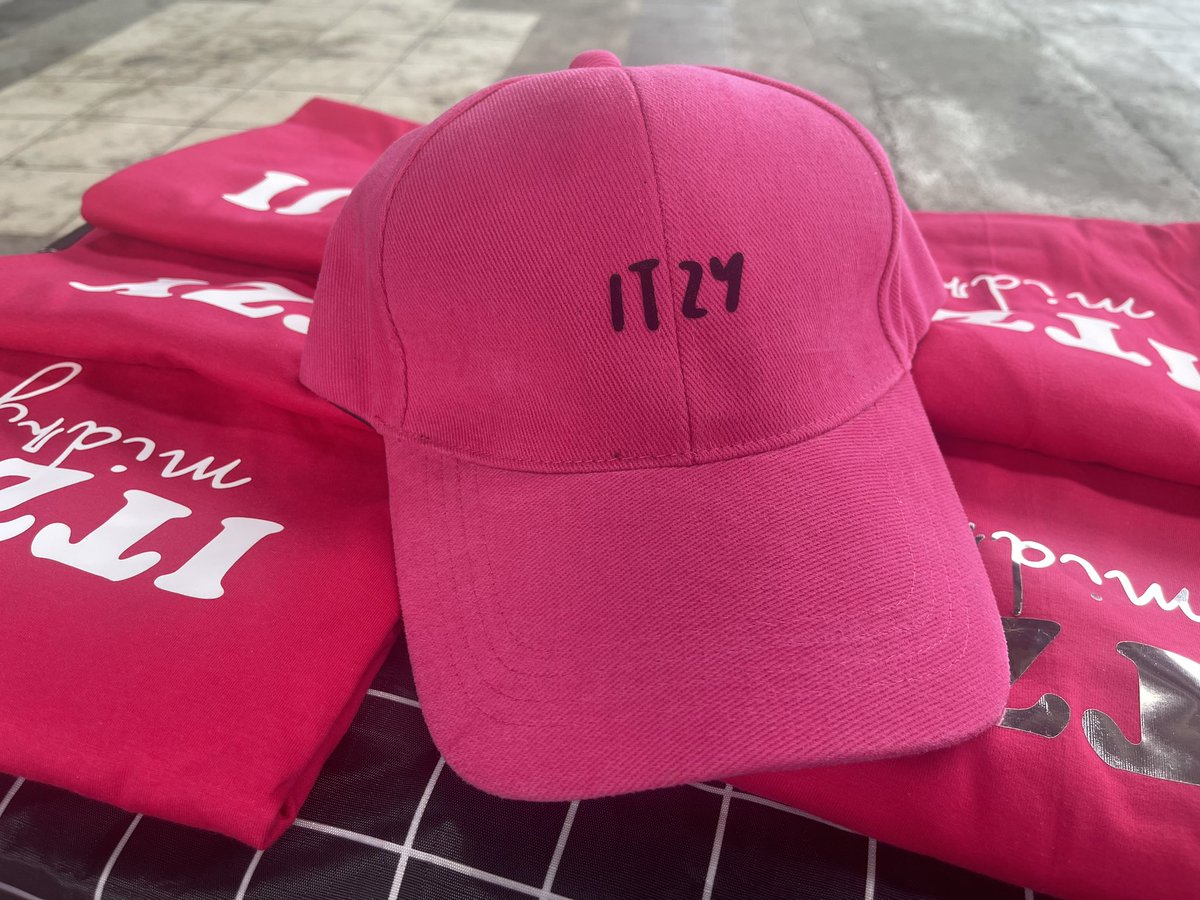 kdevdesign's tweet photo. เสื้อ/หมวก 200฿ ทุกแบบ
อยู่ที่คอนแล้งค่า จริงๆร้านอยู่ใต้ทางด่วนเดินเลยสนามบอลมา แต่ลูกค้าไม่เกินมาไม่เป็นไรค้า

เลือกตัวที่ชอบเดี๋ยวเอาไปให้หน้างานค่า  💖

เหลือเท่านี้แล้วค่า หมดแล้ว-หมดเลย #ITZYThe1stWorldTour_BKK https://t.co/HStUJ3OGD3