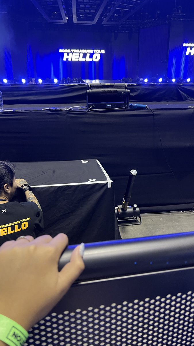 wantanabecart's tweet photo. center barricade for soundcheck 😭😭😭😭😭 IM SHAKINGGKFN https://t.co/NFIt6WuX7w