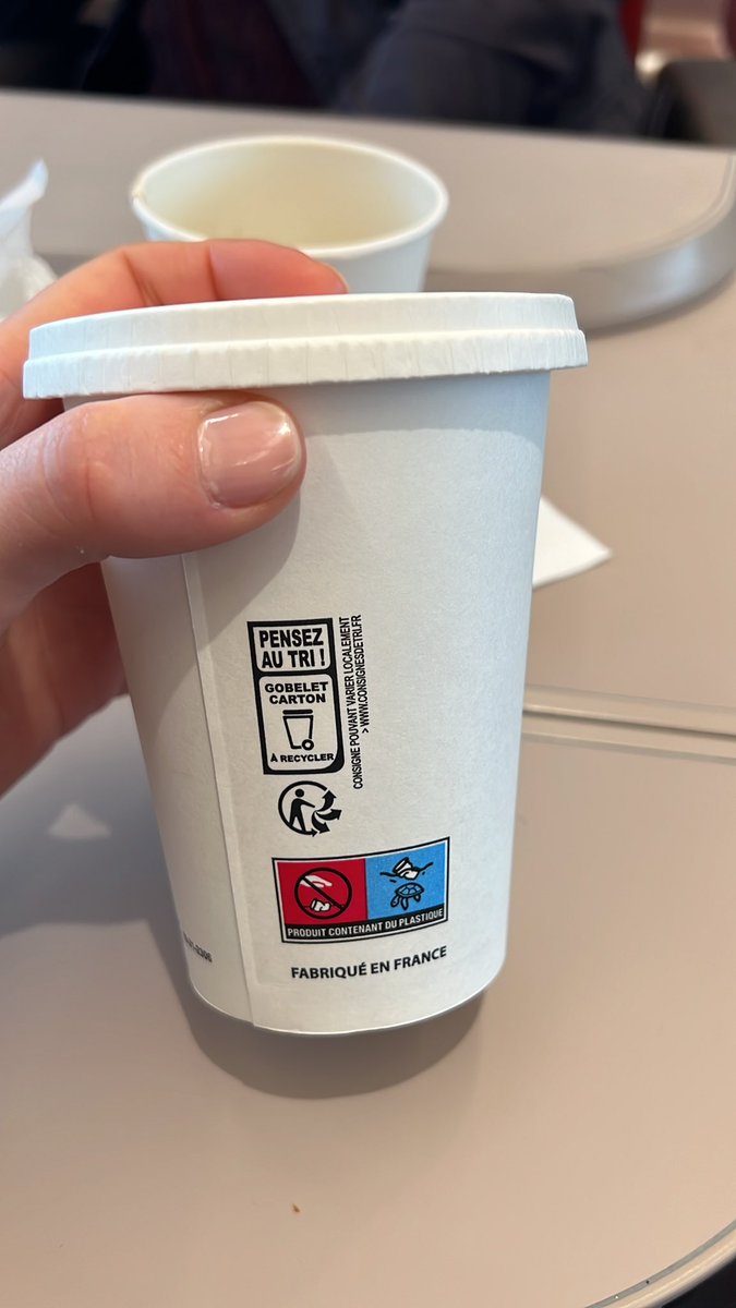 DocReesie's tweet photo. After five days in Paris I found it so refreshing that single use plastic has been eliminated from take-out coffee, including lids &amp; stirrers. No sleeves offered. Paper cups are recyclable or compostable. Even at #Starbucks! 👏#endplasticwaste #singleuseplastic #recycle #compost https://t.co/5frkC1aQfj