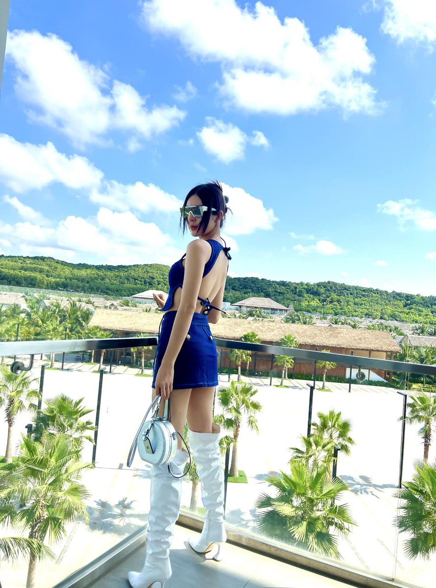 thien_bui1's tweet photo. Chào buổi sáng Phú Quốc.
Chúc cả nhà một ngày cuối tuần đầy năng lượng, còn Hương thì chuẩn bị tinh thần cho đêm diễn cuối tại Fashion Voyage tối nay.👠💋
Bật mí là tối nay bé Nai sẽ mặc một chiếc váy cưới cực kì đẹp để làm cô dâu, cả nhà nhớ xem nha ❤️ https://t.co/7NreaCIYCf
