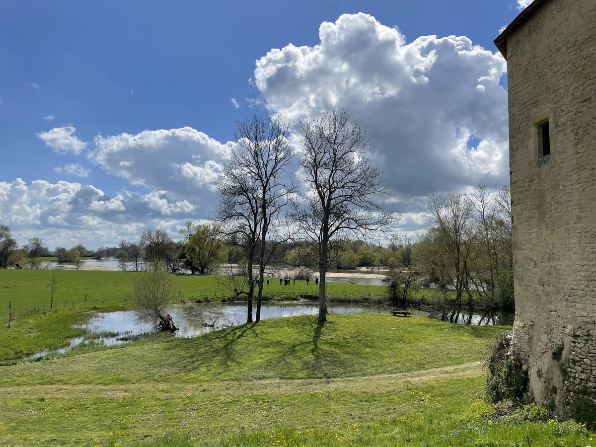 l’INSPE (Institut national supérieur du professorat et de l'éducation), est venu sur le terrain, au château de Meauce. Ateliers sur l’histoire, les paysages, et la nature sont venus rythmer une journée bien remplie. Meauce est fière de servir de cadre pour nos futurs enseignants.
