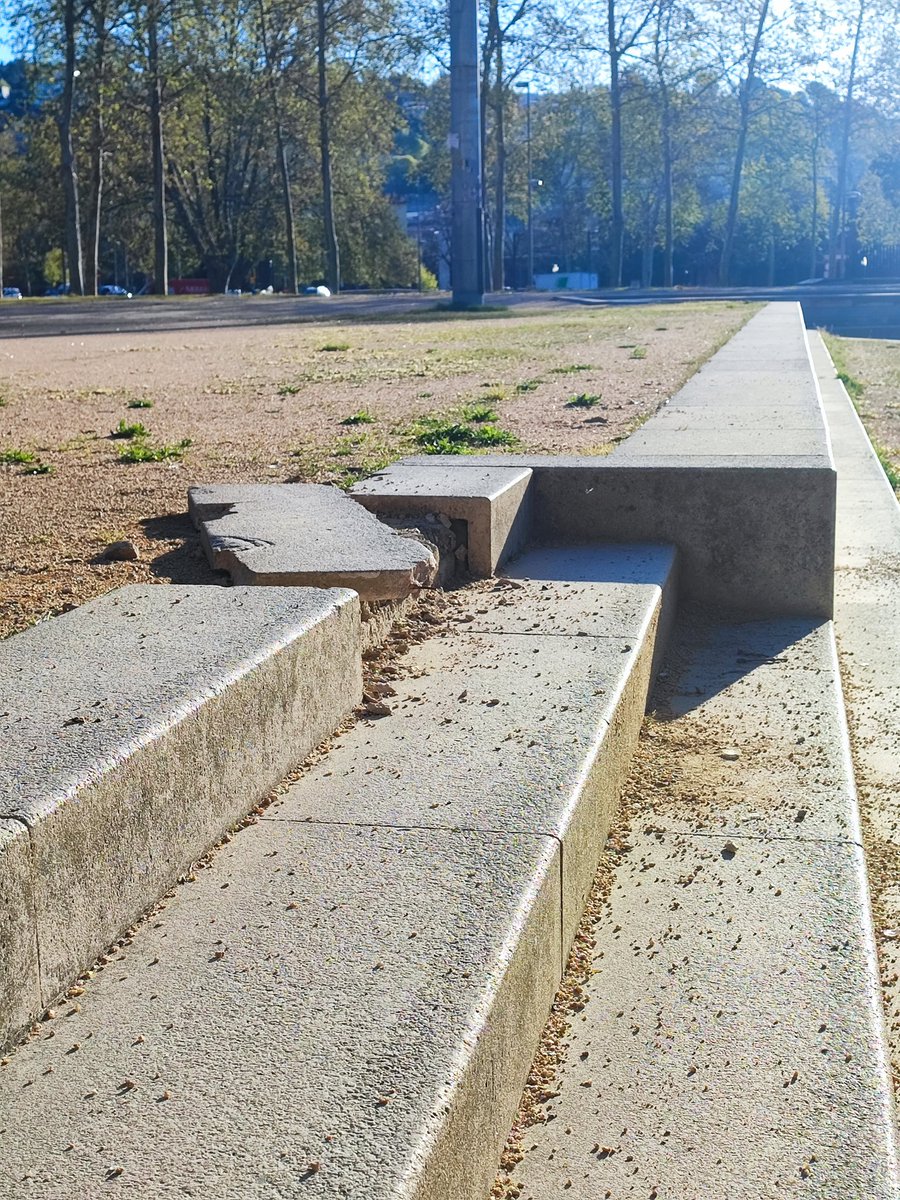 sitajxc's tweet photo. ... i la pregunta és: quan fa que està així??? 🤔🤔
@girona_cat 
Aquesta és la seguretat, la netedat...
#GironaNOenamora https://t.co/IFoQya6lEi