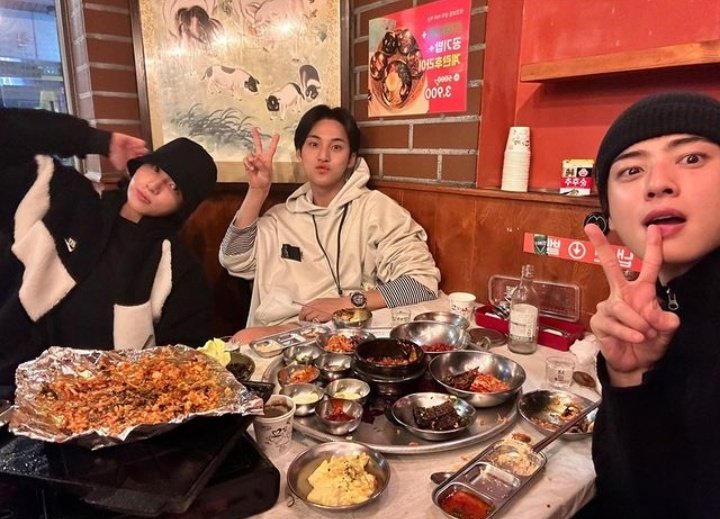 rahmdess27's tweet photo. JUNGKOOK, MINGYU, EUNWOO!!!! 😭😭😭 https://t.co/aUV77wncdf