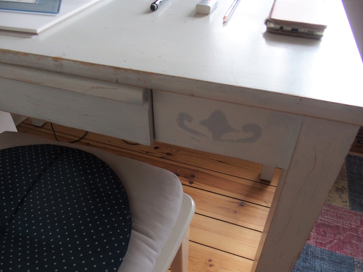 Muschelfinderin's tweet photo. #ikeapril #ausaltmachneu
Auch mein eigener Arbeitsplatz ist mit Ikea eingerichtet. Ein uralter Schreibtisch, den meine erwachsene Tochter damals nicht mehr haben wollte, habe ich behalten und umgestaltet (gestrichen). Auch den Container. Mir gefällt´s. Bisschen Shabby chic. https://t.co/uq24lqiIiq