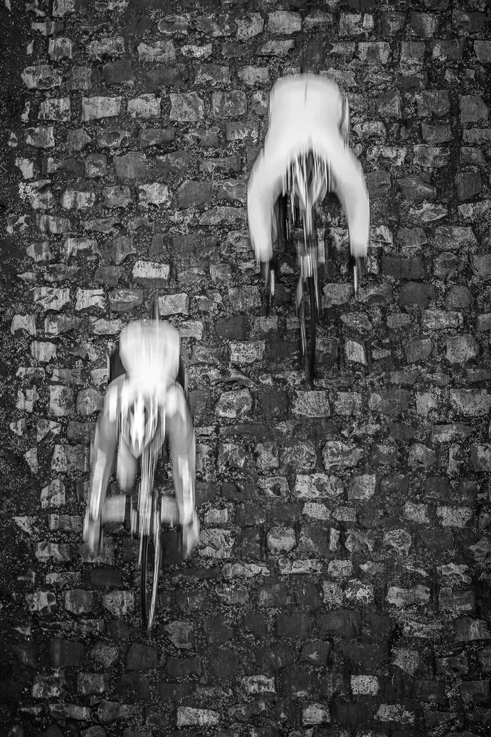 ccvolata's tweet photo. El pavé se ha convertido en un elemento simbólico e indispensable para el imaginario ciclista.

🪨 En #VOLATA32 desentrañamos la intensa relación que existe entre estos simples trozos de piedra y el mundo de la bicicleta. #ParisRoubaix

Aquí un extracto 👉🏽 https://t.co/sQAczetb95 https://t.co/HHTI7Psakk