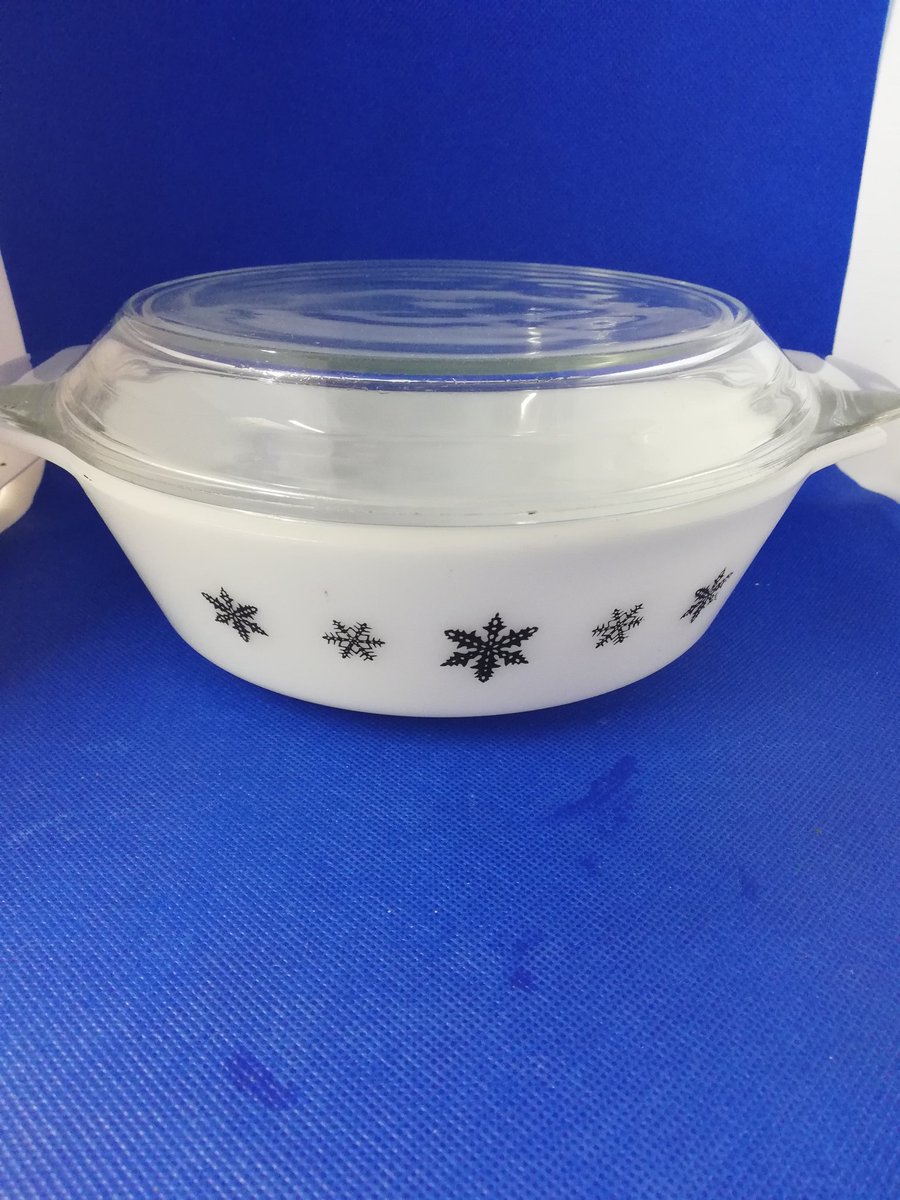 totalrewind's tweet image. Love Pyrex. Here's one of our favourite designs, snowflake. #casseroledish either lid #pyrex #1970s #retrokitchen
