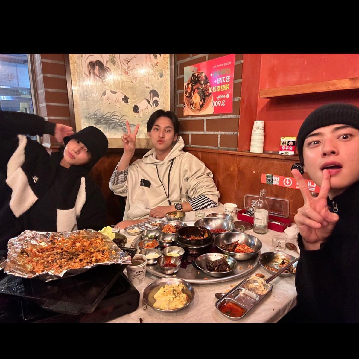 B8_9597's tweet photo. 근데
이 셋이서 엔빵하면
차은우만 개손해 아니냐?
솔직히 엔빵하면안된다 https://t.co/aR51VogncG