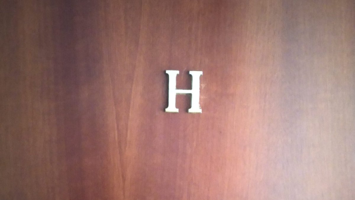 Por fin suena el portero electrónico. Creo que ya está aquí. ¿4ºH? Aquí es, suba. Tras varios minutos esperando, el ascensor se abre: es la vecina del F. Empieza a contarme algo sobre el tiempo y abrevio la conversación. Necesito que aparte su mano de la puerta del ascensor>>>