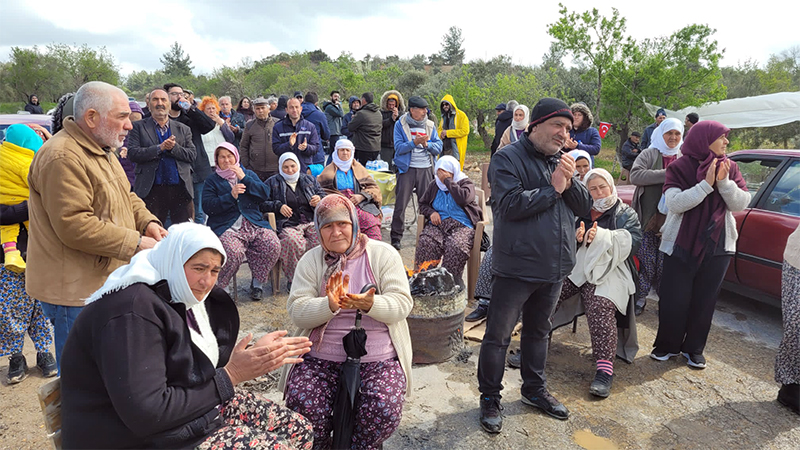 T24_com_tr's tweet photo. Muğla Deştin'de çimento fabrikasına karşı nöbet tutan köylüler, darbedilerek gözaltına alındı

Video Haber📺👇
https://t.co/kHwNVJMATP https://t.co/ckBdWhUTA2