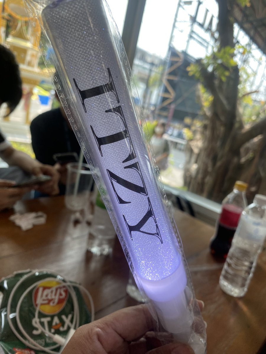 Tanyapa5's tweet photo. สนใจแท่งไฟทักแชทมานะคะ พร้อมส่งหน้าคอนค่ะ #ITZYThe1stWorldTour_BKK https://t.co/Ej753A5c6D