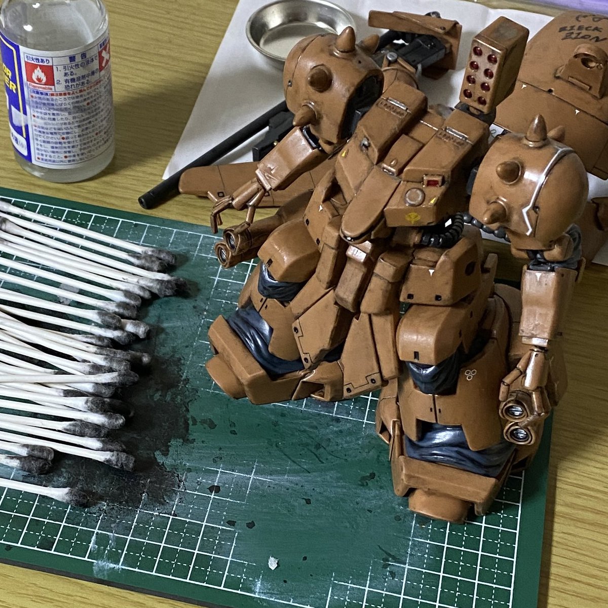 pralike2023's tweet photo. 拭き取り完了しました。
あ、本当です( ˙3˙)
塗った直後と比べて程よい汚れになったかと。えらい量の綿棒を使いました😱
#プラモデル好きと繋がりたい #ガンダム0083 #ザメル #XAMEL #モビルスーツインアクション #ガンプラ好きと繋がりたい #製作記 https://t.co/AeiCgNAkcu