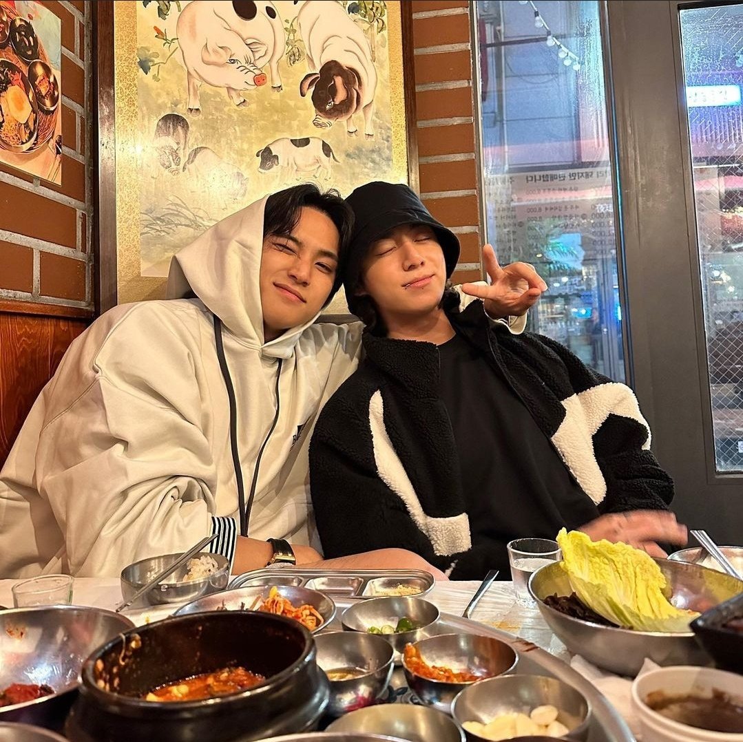 iLURVEkimchi's tweet photo. Mingyu posted pics with Jungkook and Eunwoo. 🥰🥰🥰 #97liner
I vote #JUNGKOOK from #BTS for #TOP100KPOPMEMBERS https://t.co/3OqnyO0W2O