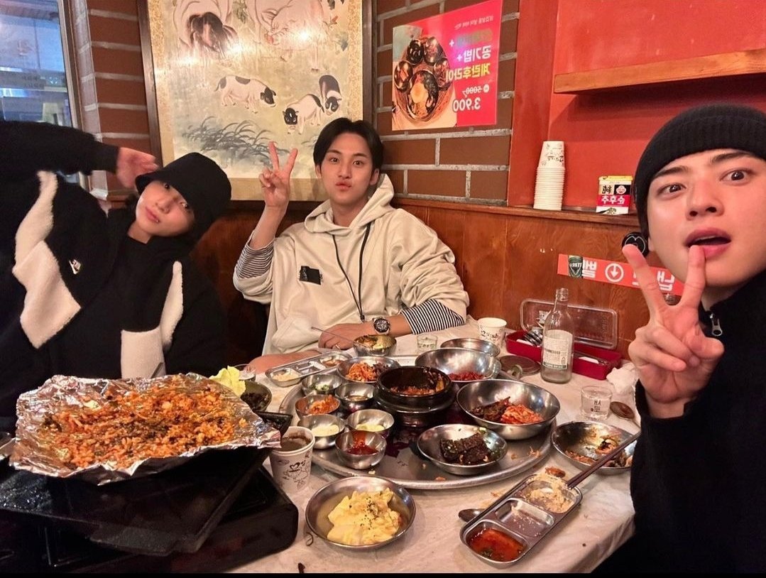 iLURVEkimchi's tweet photo. Mingyu posted pics with Jungkook and Eunwoo. 🥰🥰🥰 #97liner
I vote #JUNGKOOK from #BTS for #TOP100KPOPMEMBERS https://t.co/3OqnyO0W2O