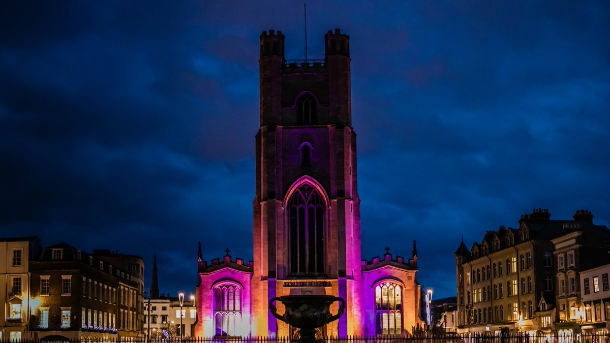 Cambridge_Uni's tweet photo. Happy Easter to everyone celebrating in the Cambridge community tomorrow  🙏 🐇 🌸 

All are welcome at @GreatStMarys for Easter Sunday services including a Dawn Vigil and 1st Eucharist of Easter at 5.30am. 

Explore the full list of services 👉 https://t.co/sOiyAFcgEd https://t.co/V9GMr4NjvJ