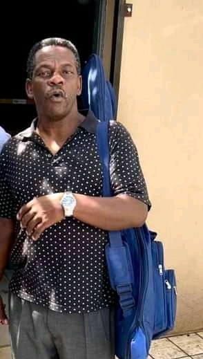 AKASEKHO emhlabeni umdlali wesigingci sebhesi, uMaqhude Mkhize, obaziwa ngo"Ndlala Beyiduda Beyithengel' Amasaka Bethi Izophela...". Leli qhawe lake lahlonishwa wuMasipala wakwaMaphumulo eminyakeni eyedlule ngenxa yokuqhakambisa lendawo ngomculo kamaskandi.