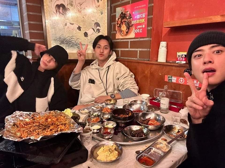 namutws's tweet photo. Jungkook fue a celebrar junto a Eunwoo el cumpleaños de su amigo Mingyu.

Que lindos 💜 https://t.co/CEEUObuPfU